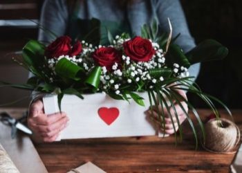 5 Best Ways to Surprise Your Girlfriend With Flowers
